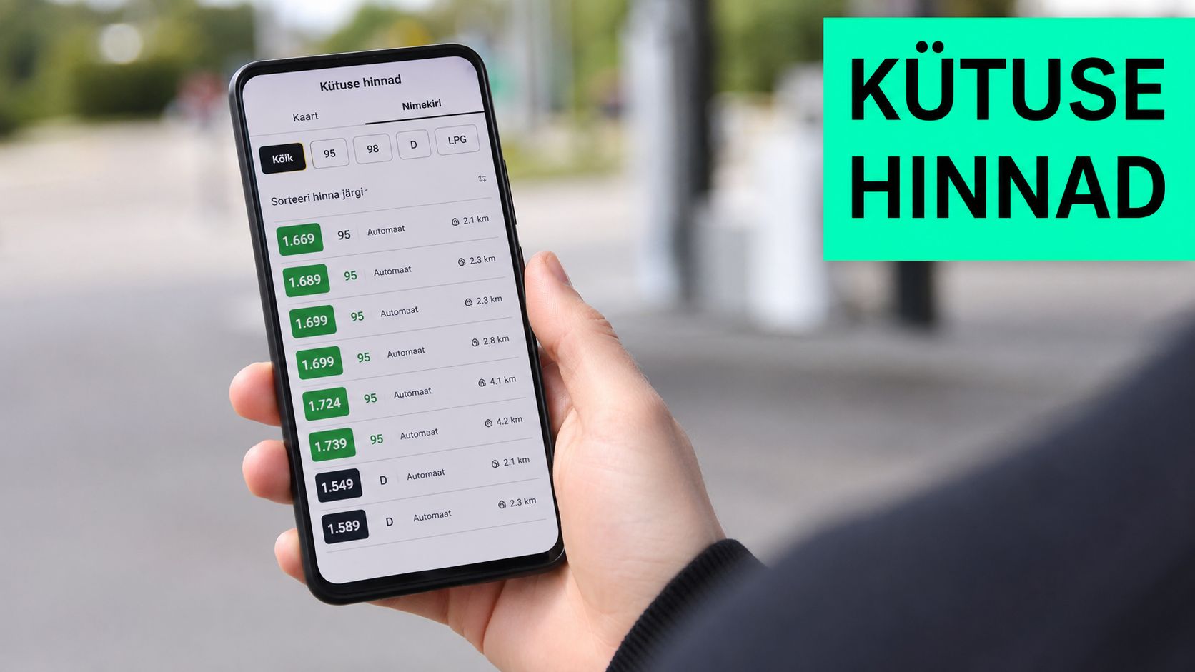 Inimene hoiab käes nutitelefoni, mille ekraanil on avatud äpp erinevate kütusehindade ja tanklate info vaatamiseks.