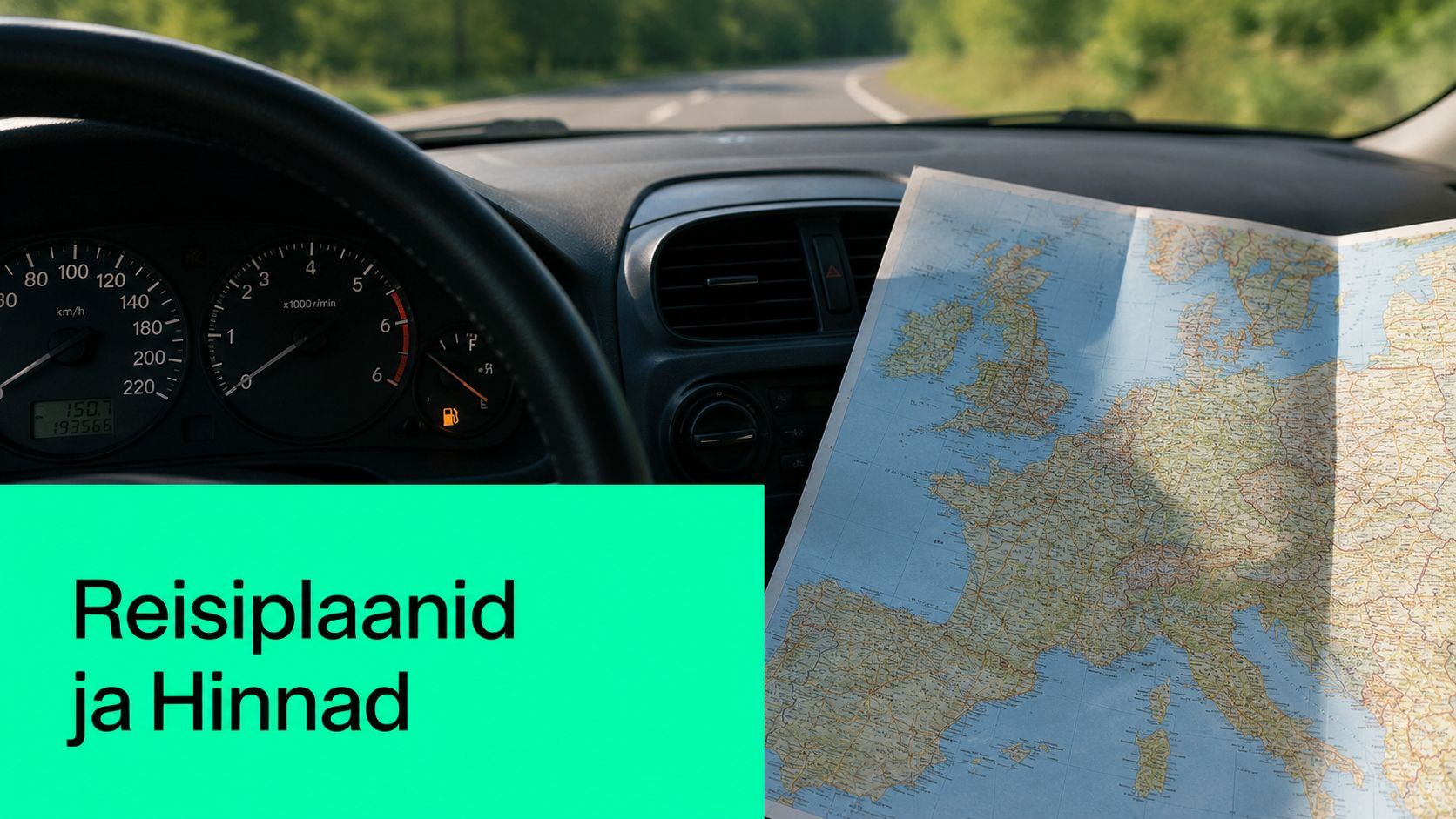 Juht hoiab käes Euroopa kaarti autos, kui armatuurlaual põleb madala kütusetaseme hoiatustuli, viidates reisiplaanidele ja kuludele.