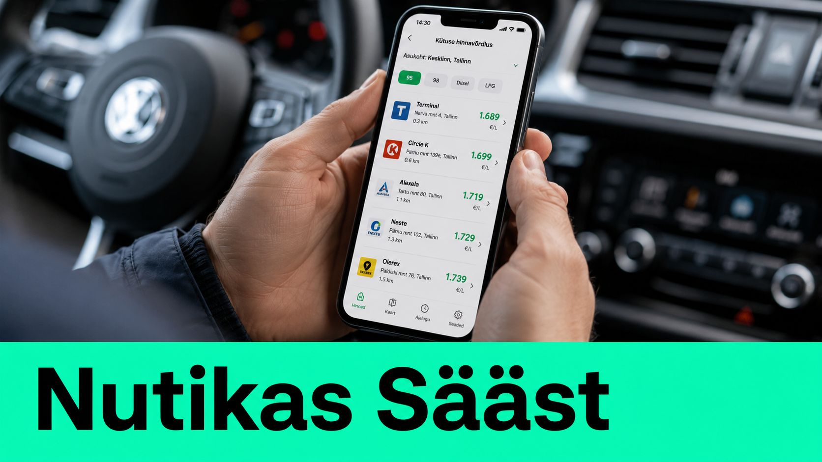 Inimene hoiab käes nutitelefoni, kus on avatud kütuse hindade võrdlemise äpp autoga sõitmise ajal.