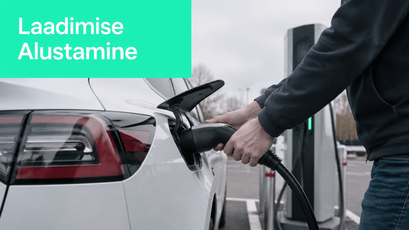 Inimene ühendab laadimiskaablit elektriauto laadimispunkti, et alustada sõiduki akude laadimist avalikus laadimisjaamas.