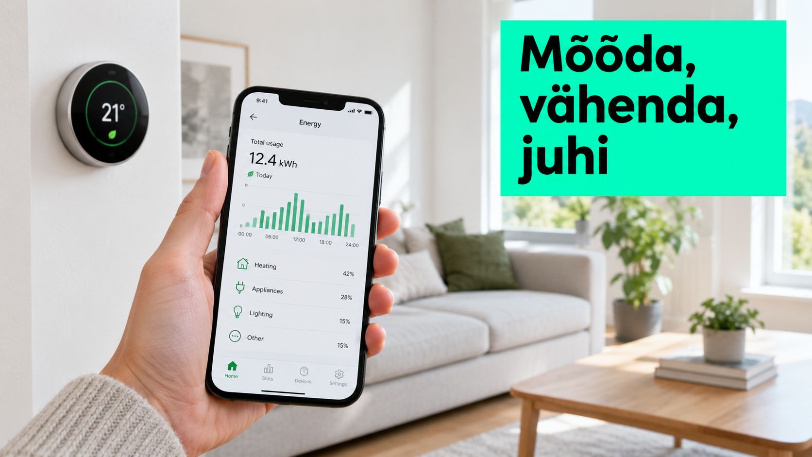 Inimene hoiab nutitelefoni, mille ekraan näitab kodust energiatarbimise statistikat ja nutikat termostaati seinal taustal.