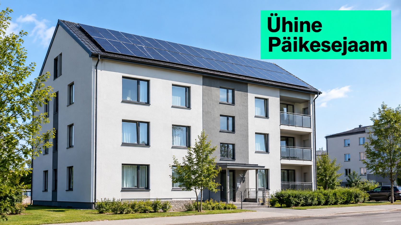Kaasaegne kortermaja päikesepaneelidega katusel, mis rõhutab keskkonnasõbralikku ja ühist energiatootmist elamurajoonis.